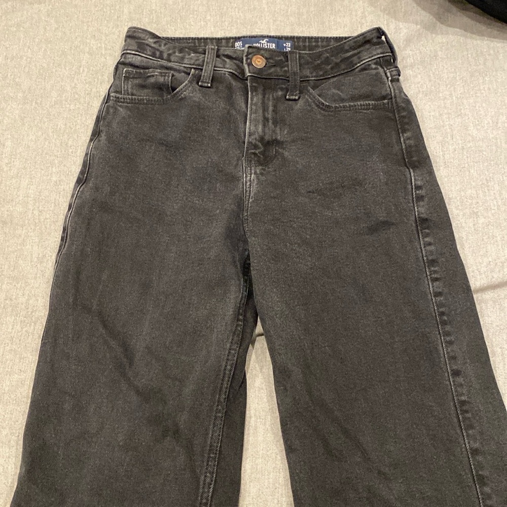 Really good condition high rise black jeans. Super good quality.